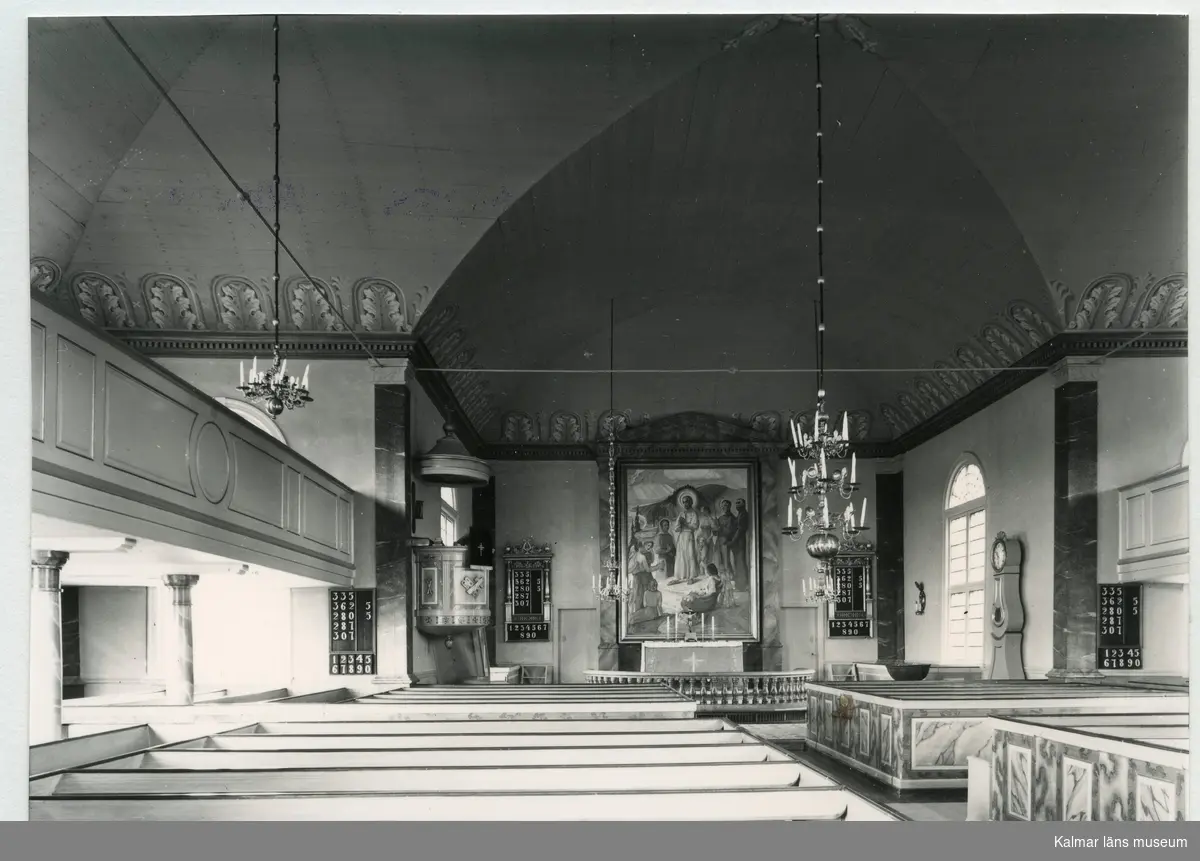 Interiör mot altaret i Hälleberga kyrka innan branden 1976.
