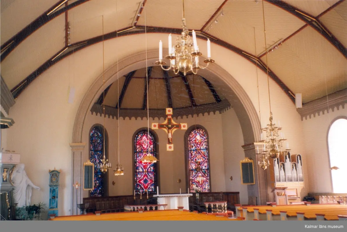 Interiör från altaret i Madesjö kyrka.