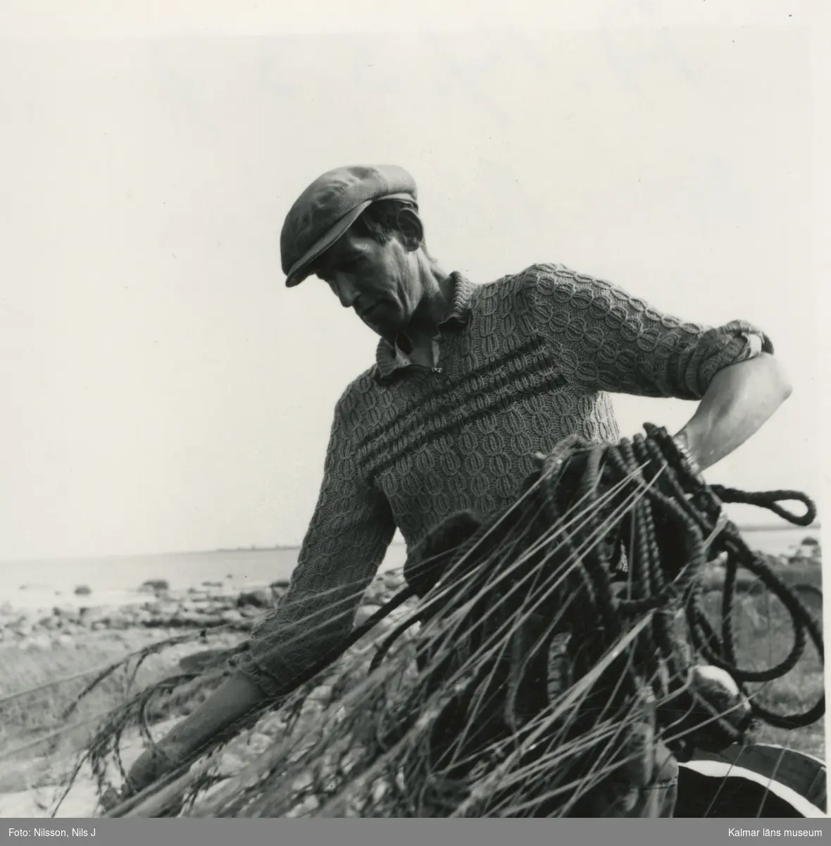 Karl Hedberg tar upp garn i en garnbredsla.