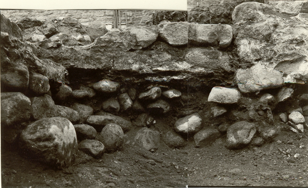 En arkeologisk undersökning på Kalmar Slott. Förborgen, sydvästra hörnet. Profil mot söder, efter undersökning och rensning.