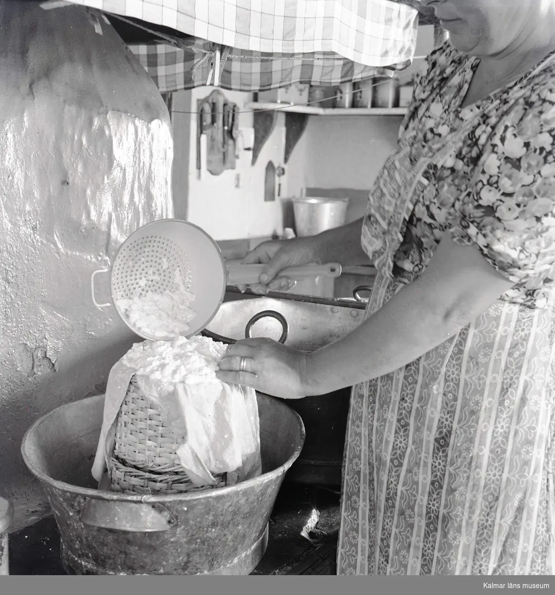 Aina ystar i sitt kök.
Foto: 19/07 1948.