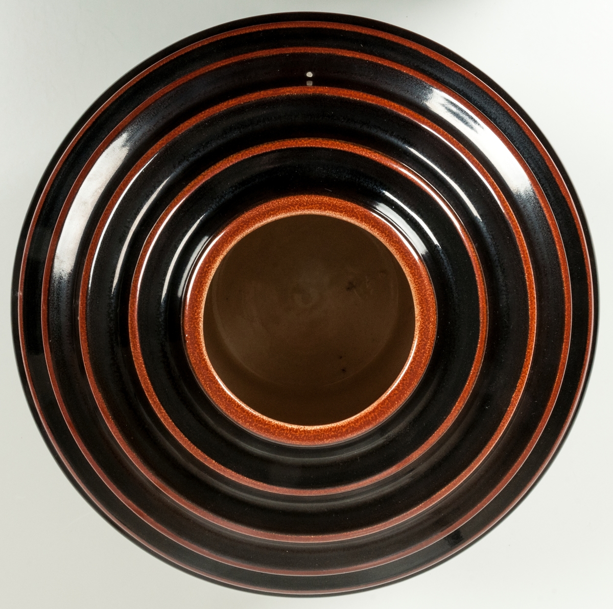 Klotformad vas, Bo Fajans, formgivare Ewald Dahlskog. Svart och röd, med horisontella avsatser. Glasyr (604), svart blank glasyr med rödbruna ränder.