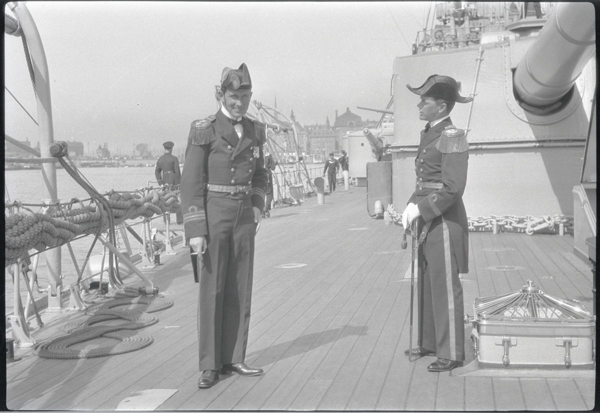 Kapten Falkman och löjtnant Hermelin i paraduniform ombord på pansarskeppet SVERIGE på Stockholms ström i samband med den lettiske presidenten Zemgals statsbesök  1929. Se även Fo229236C och Fo229264C.
