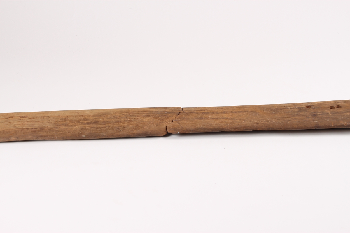 Enkeltski i tre deler med en bred styrerand under. Skien består hovedsakelig av bakski, bindingshull og et lite stykke framski. Bakskien har en avsmalnende form. Bindingshullet er ødelagt. Oversiden av skien har spor etter linjer og er et tidlig eksempel på strekmåtdekor.