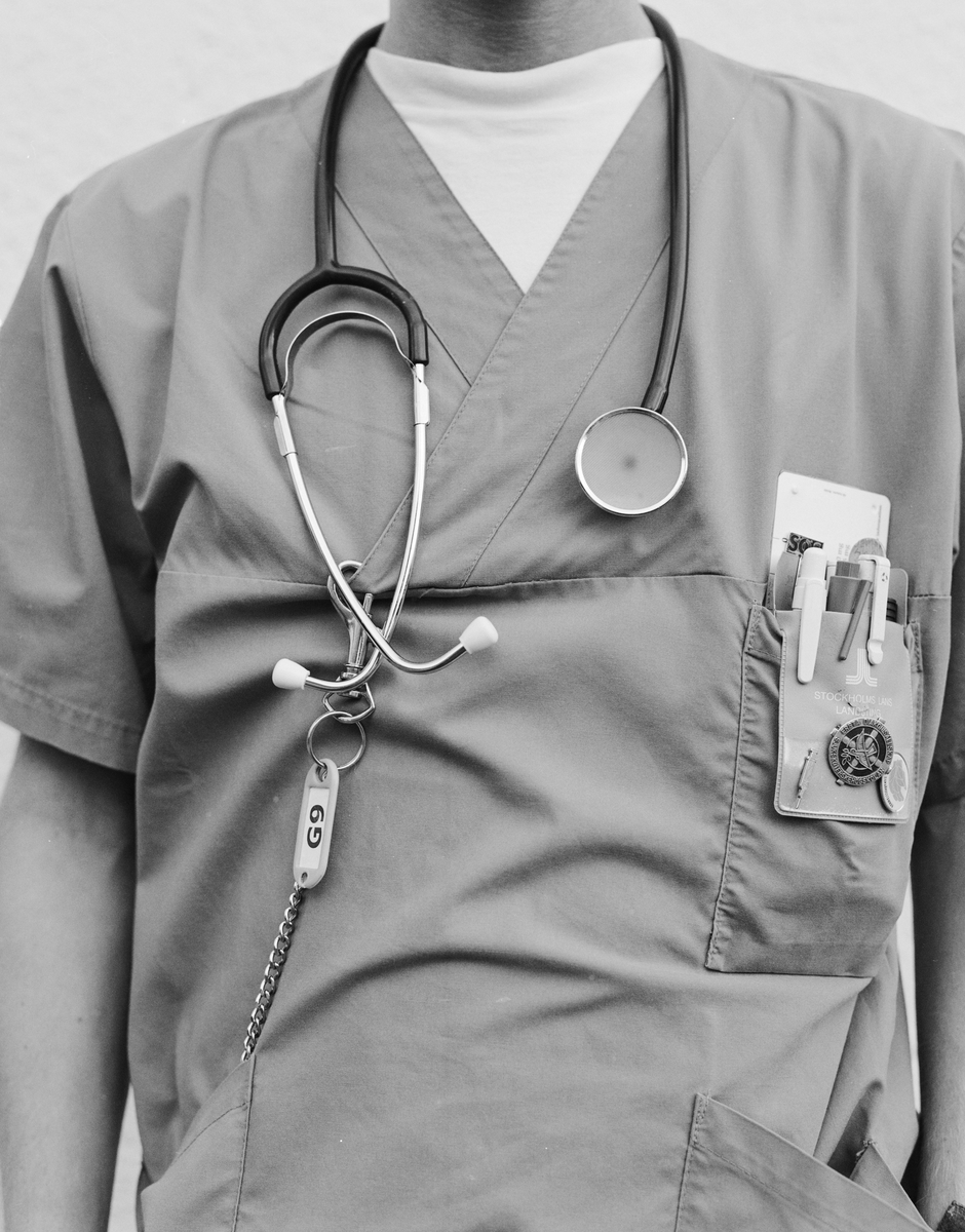 Närbild av sjukskötarens uniform och verktyg.