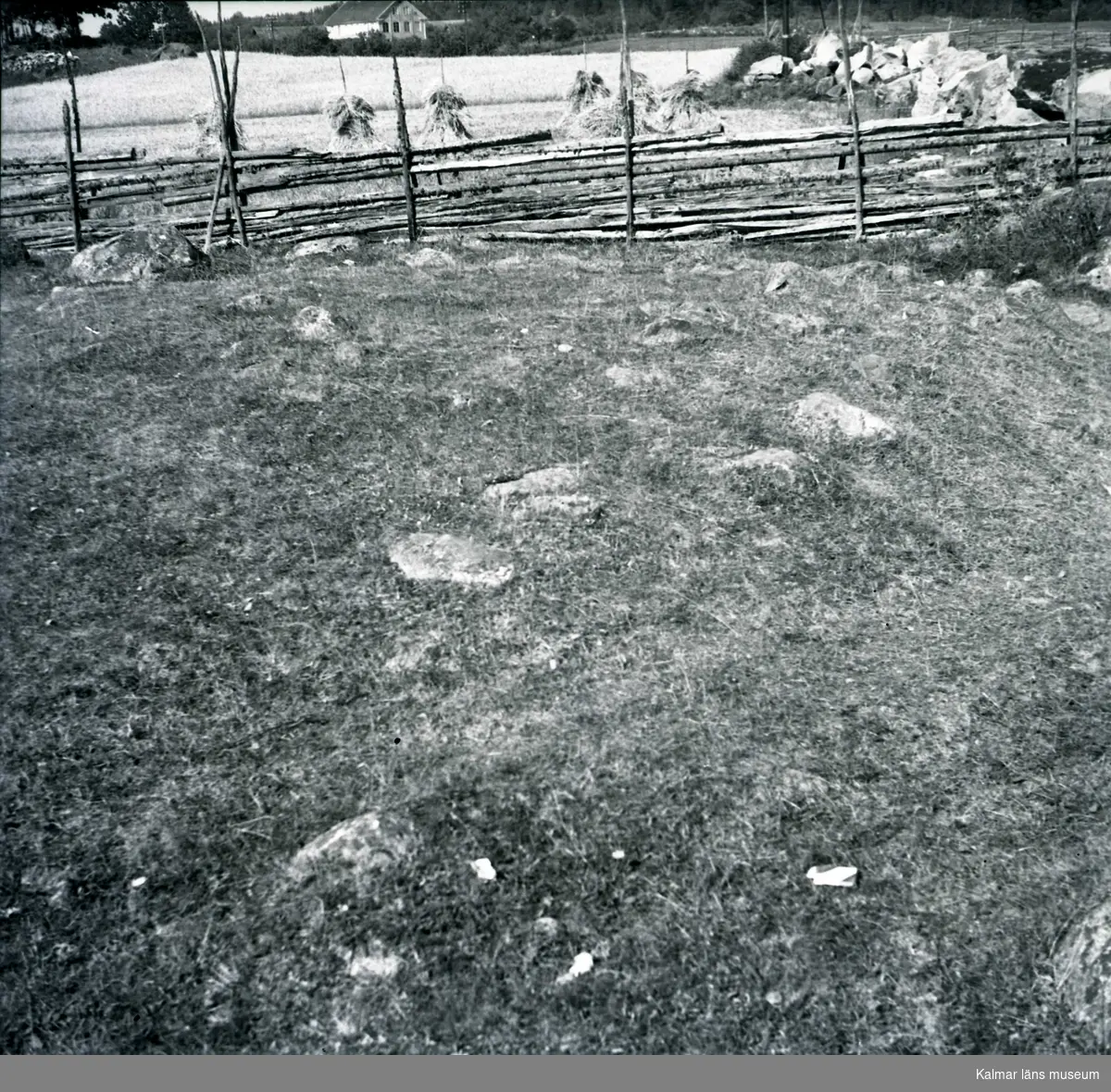 Ett gravfält på Älö. Sädesrökar i bakgrunden.