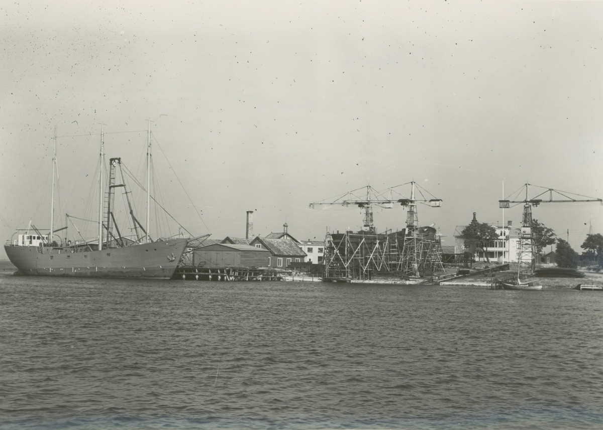 Kalmar varv 1940-talet. Vy över sidan mot Ängö med stapelbädden där nybyggen tillverkades, därefter flyttades fartygsskrovet till utrustningskajen för färdigställande.