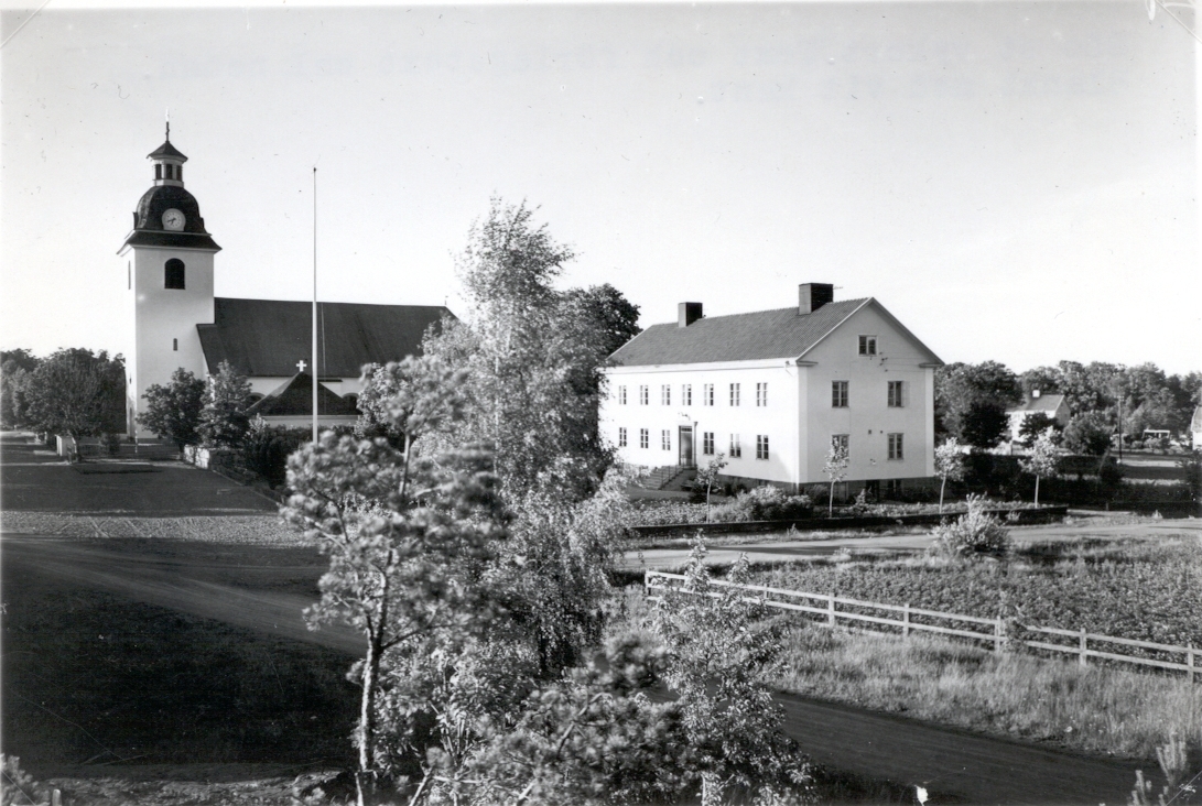 Misterhults kyrka och kommunalhuset.