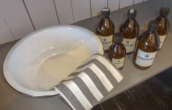Vaskevannsfat, klut og lokalprodusert såpe som selges i brune glassflasker. (Foto/Photo)