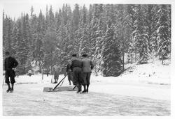 Rydding av snø fra islagt vann, for å gå på skøyter, ant. Ne