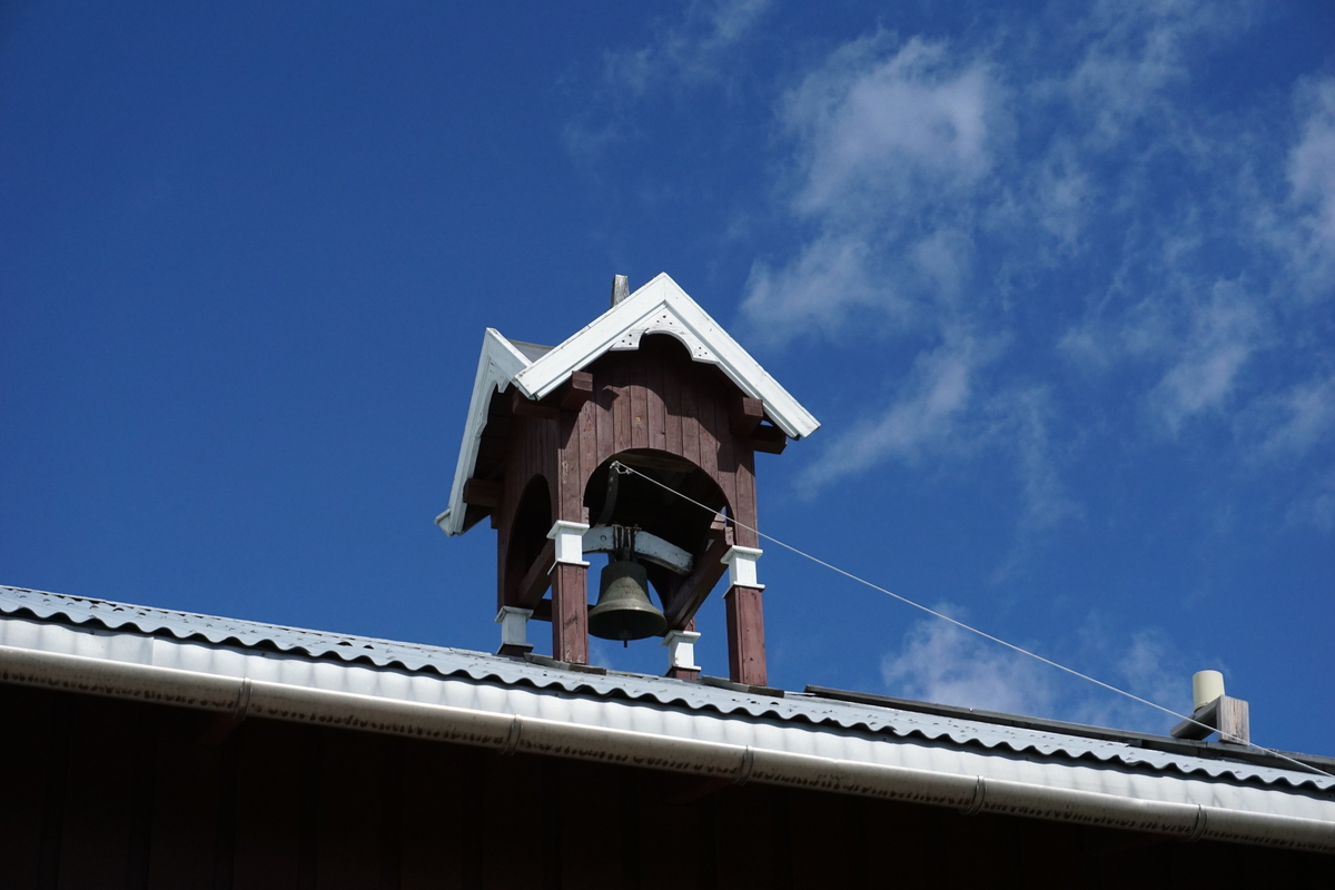 Nåværende klokketårn står på verkstedet på gården. Klokketårnet har en rødmalt grunnkonstruksjon med hvitmalte detaljer og møner. Taket er et kryssformet saltak bekledd i kobber. Tårnet har ingen initialer eller årstall, matklokken har initalene, skriften og årstallet «&. P. L. 1925 Hammerseng GJØVIK». Støpulet har ingen værhane.