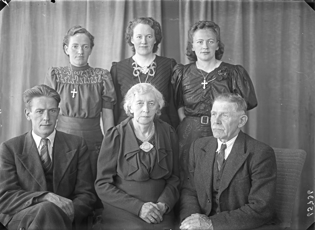 Gruppebilde. Familiegruppe på seks. Tre unge kvinner, en kvinne og to menn. Bestillt av R.Q. Andreassen. Visnes.