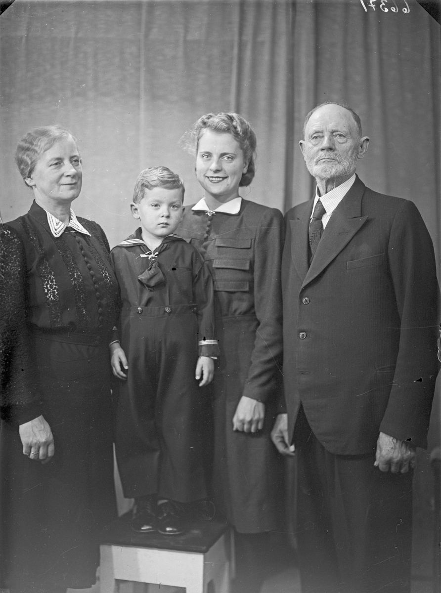 Gruppebilde. Familie. 4 generasjoner. Bestefar, bestemor, datter og dattersønn. Bestilt av Fru Karl Lothe. Hasselgt. 8.