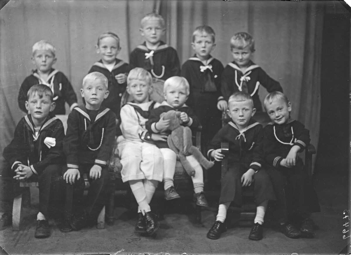 Gruppebilde. Gruppe på elleve gutter. 6 års dagen med kamerater. Bestillt av Sigurd Haavik.