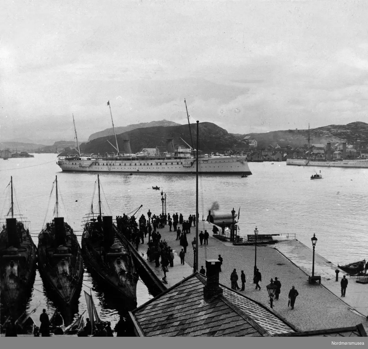 Foto fra flere store fartøy i havnebassenget i Kristiansund. Ranheimsæter er fotograf og bildet antas å være fra 1903, da KMb-2017-021.0593 er påført et stempel med dette årstallet. Fra Nordmøre museums fotosamlinger.