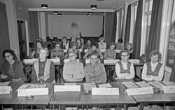 Undervisning. Kvinner sitter i dyp konsentrasjon og følger m