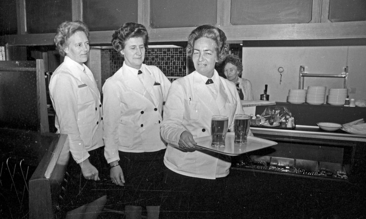 Serveringsdamer på "Snorre". 3/4 damer ved serveringsdisken på "Snorre" i første etasje på Saga Hotel. Ølglass på brettet.
