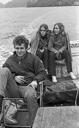 M/T "HADRIAN". Tre ungdommer på besøk.