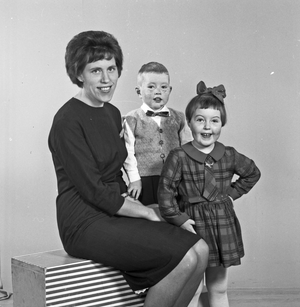 2 Portrett kvinne med liten gutt og ung jente og gutt og jente sammen - bestiller Rolf Nilsen