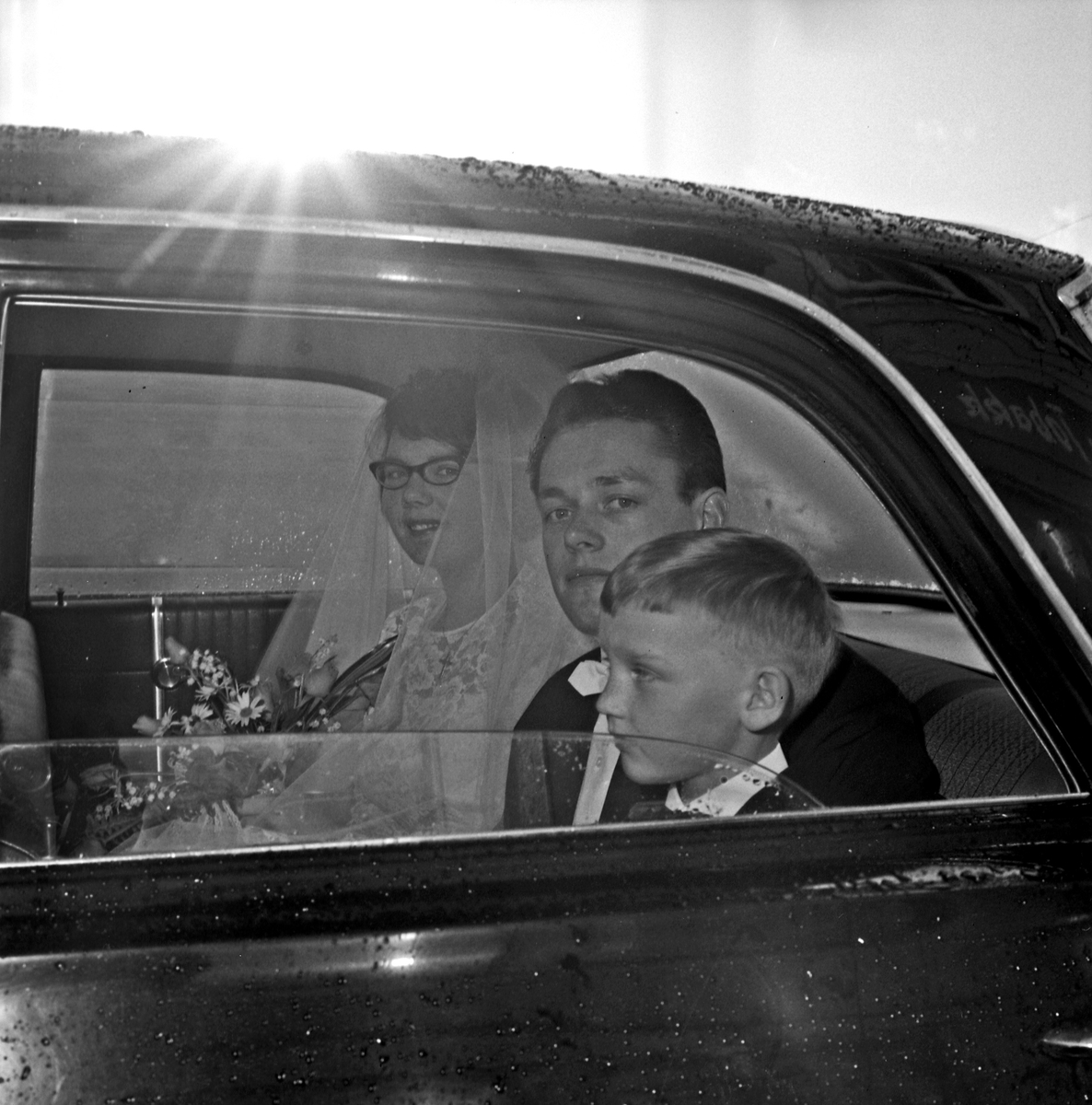 Bryllup brudeparet ankommer kirken, under vielsen og når de forlater kirken - bestiller Magne Hundsnes