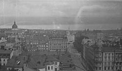 Oversiktbilde. Større fransk by med mange imponerende bygnin