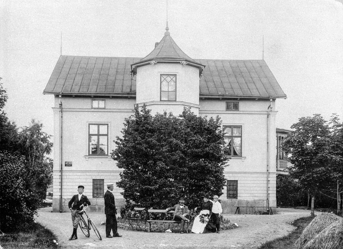 John Bauer och släktingar vid hans barndomshem Villa Sjövik i Jönköping.