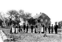 Familie, naboer og venner på gårde Skaug 87/1 i Skiptvet 190