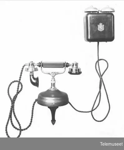 Telefon, cb, bordapparat i stål , mtlf liggende. Liten modell m klokkekasse. 29.1.14. Elektrisk Bureau.