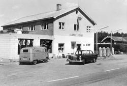 Bjarne Berbys bensinstasjon og bilverksted i Varteig, utvide