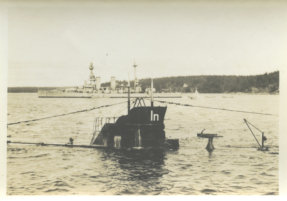 Ubåten ILLERN med pansarskeppet DROTTNING VICTORIA i bakgrunden på Baggensfjärden under Örlogsflottans Ungdomsdag 8 september 1929.