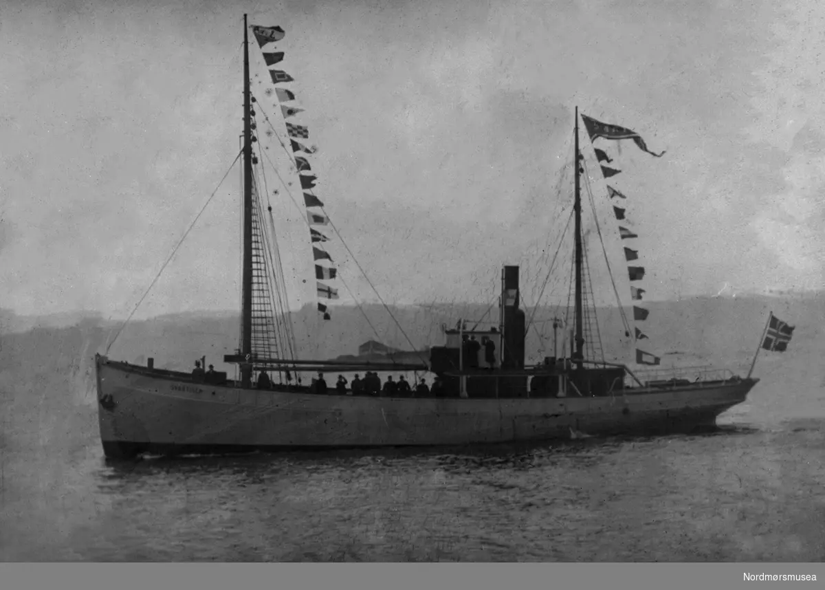 Foto av en dampbåt ved navn Svartisen. Et fartøy trolig omgjort fra seil til damp når motoren gjorde sitt inntog. Fotograf er ukjent. Fra Nordmøre museums fotosamlinger.