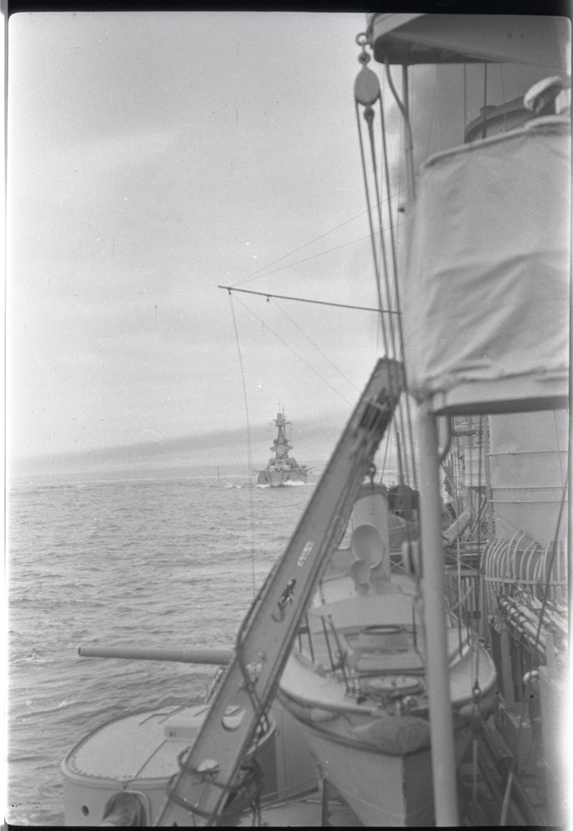 Pansarskeppet DROTTNING VICTORIA fotograferat från pansarskeppet SVERIGE