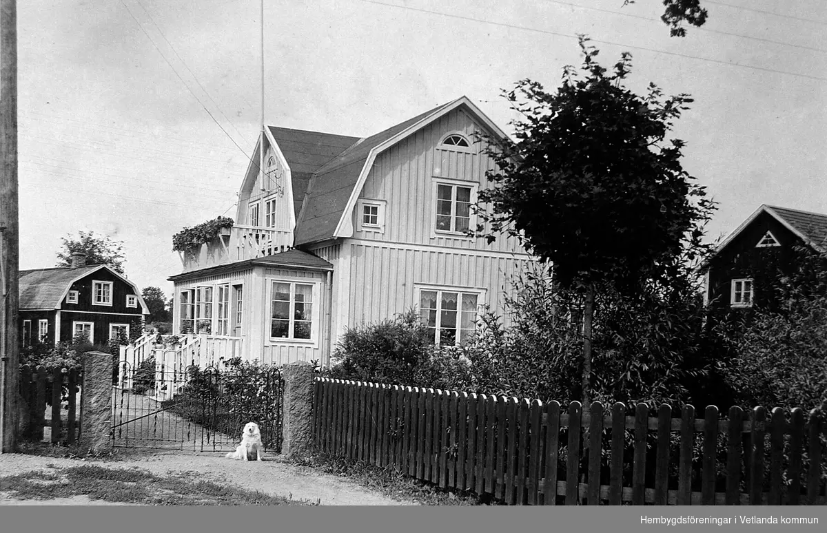 Ekebo i Ekelunden byggt 1930. I bakgrunden syns "ladugårdslägenheten". Bostadshuset är idag rivet och ersatt med ett annat.
