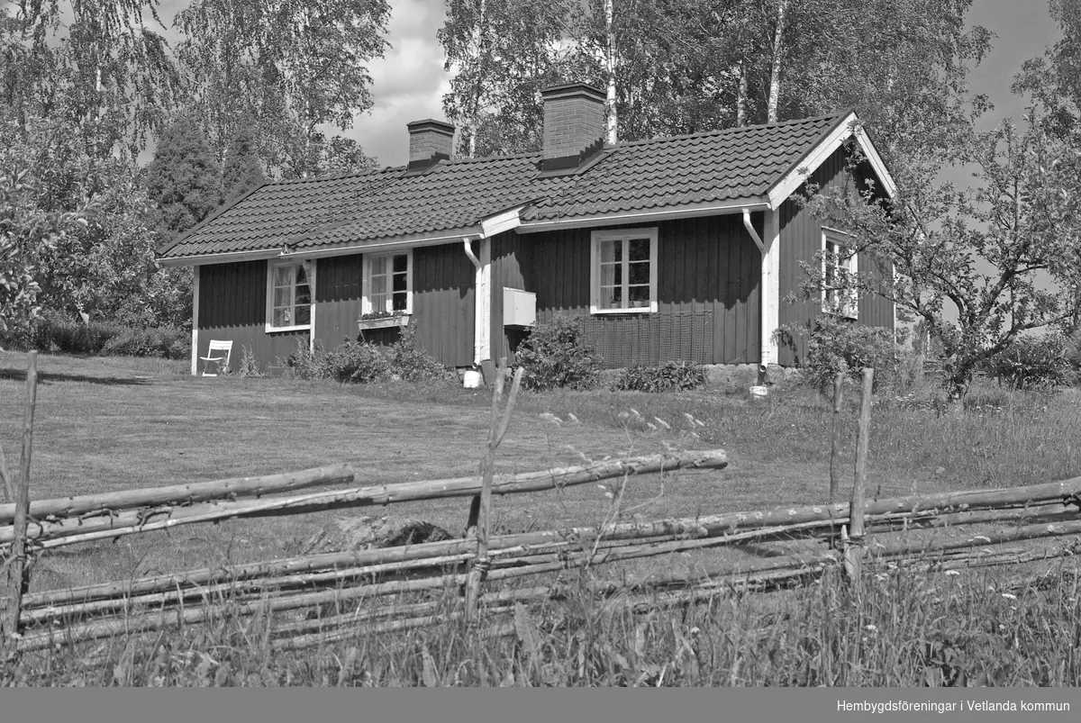 Högelund/Häggens. Här bodde husaren och svärdsmedaljören Magnus Hägg (1815-1902). Idag privatbostad.