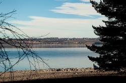 Utsikt mot Stange kirke fra Hovinsholmen, Helgøya, Hedmark.