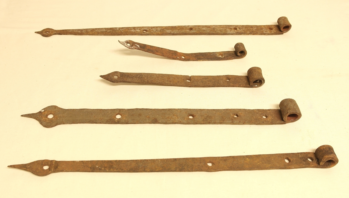 Fem kistehengsler (a-e) i smidd jern.