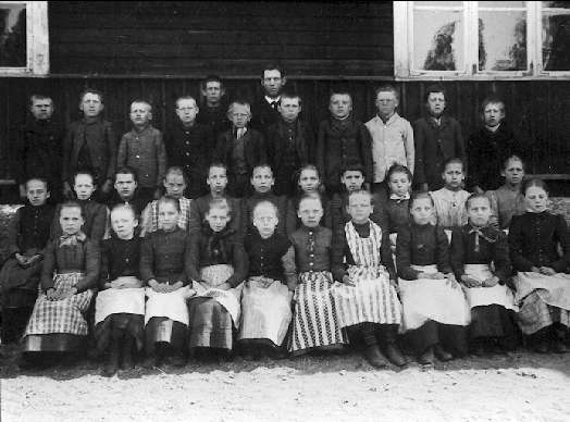 Beatebergs skola år 1889. Arfvid Karlsson som elev, han blev senare överlärare i Karlsborg. Neg finns.