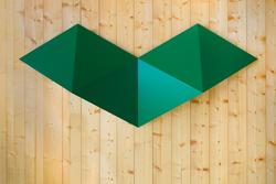 Om å reagere, stille [Vegginstallasjon]