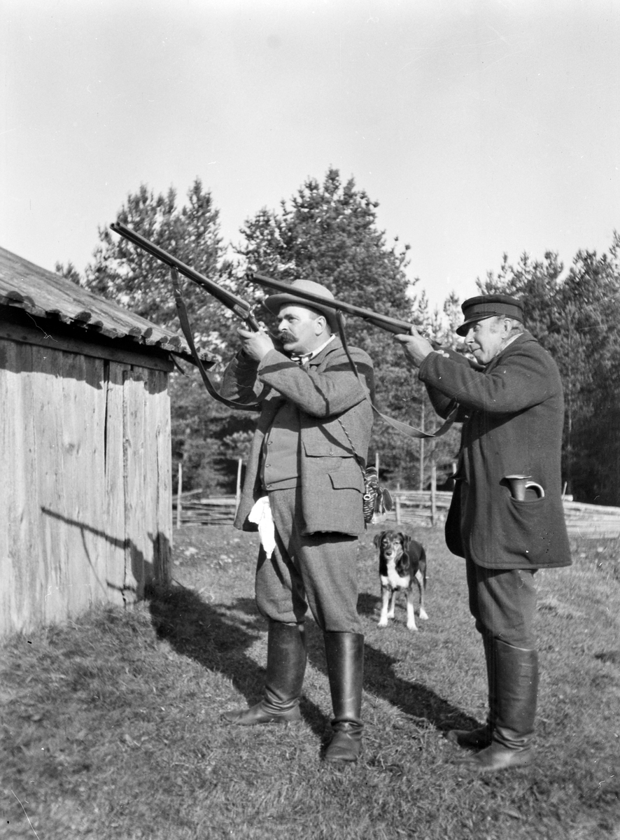 Bistocksrödjan, ett torp under Västra Jära Södergård. Till vänster en skogvaktare och till höger möjligen Johan Svensson "Sågarn" från Högalund.