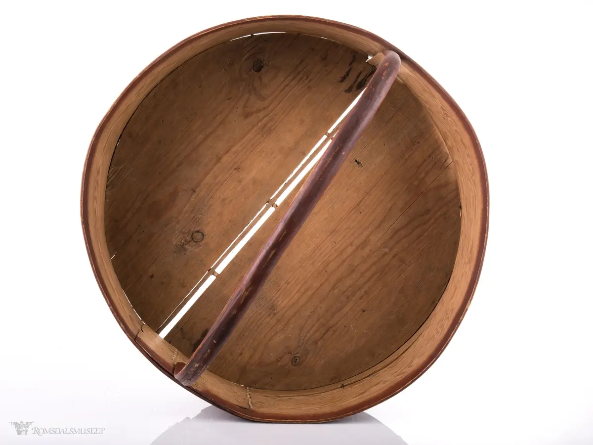 Den ytterste spon-enden har tannbordlignende avslutning, og med tægersurring over "tennene"