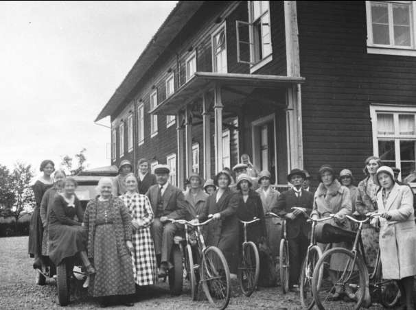 Karlsborgs Salemförsamling. Sångarna besöker Undenäs ålderdomshem på 1920-talet. Förstoring 29 x 40 cm. Neg finns.