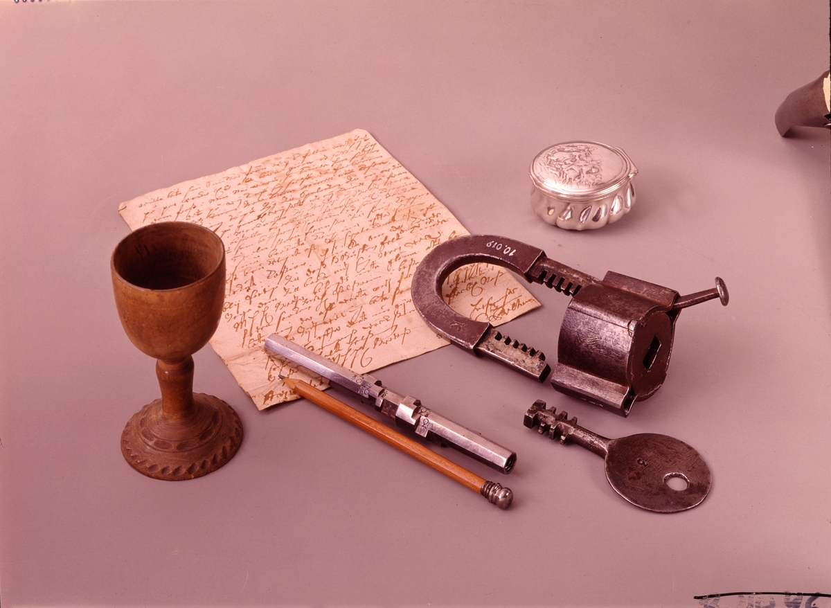 Polhems reliker: Träbägare, mätsticka, penna, hänglås, skrift och silverdosa.