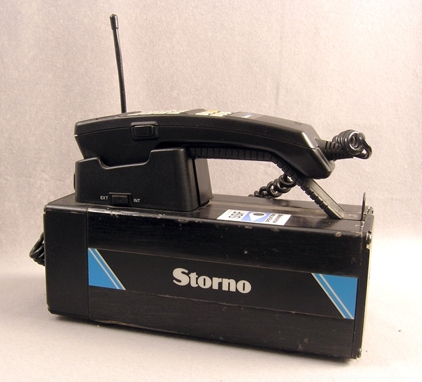 Enl. liggare:
"telefon-bärbar mobil Â¨Storno 940Â¨1988. Har antenn på sidan.
Har tillhört museets arkeologer.