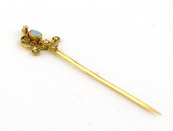 Kråsnål av guld i form av en värja med fästet genombrutet och besatt med 6 pärlor.