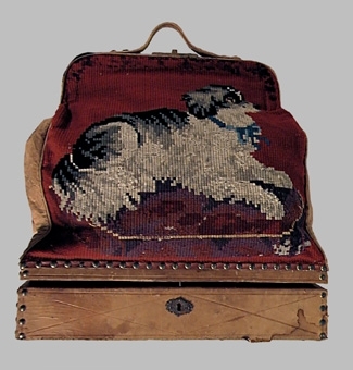 Enl liggare:
"Resväska, med korsstygnsbroderi, i botten trälåda överklädd med läder och lås. Längd 43 cm