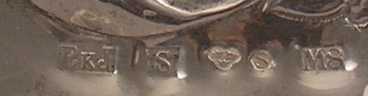 Enl liggare:
"Fat av silver tillverkat av Erik Jonsson, Skara 1938."