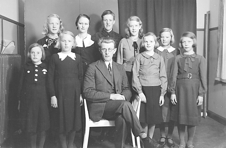 Bibel-klass i Filadelfia 1937-38.
Pastor Artur Johansson.
Vega    senare gift Jonsson
Sonja Holm + tre kusiner: Aina, Inga och Anna-Lisa.
Erik Broberg, Asta Lindberg, Berit Gustafsson, Sonja Stomberg
