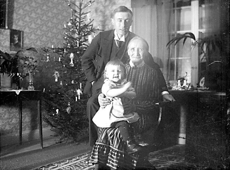 Inga Knape f. 1918, dotter till John Knape och Karin Knape f. Bäckström.
Clara Knape farmor till Inga Knape.