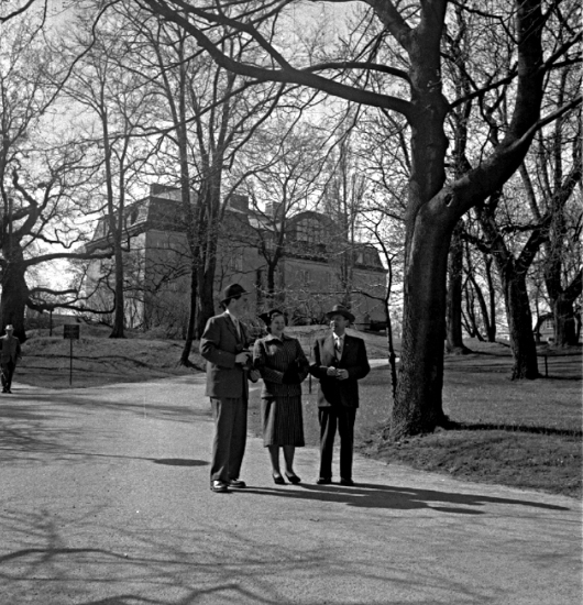Skara. 
Fotohandlarmöte i Stockholm slutet av 1940-talet. 
Gösta Johansson, Fotocentralen. Göran Pettersson o Tittie Rehn.
