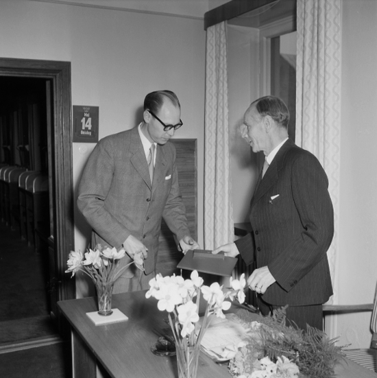 Kontrollör Orrhage till vänster och postmästare Holmström till höger.